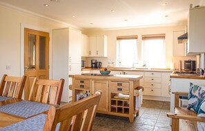 Fridge, dishwasher - Solas Alainn -  a detached house that sleeps 6 guests  in 3 bedrooms (Staffin)