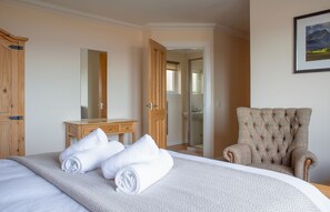 3 bedrooms, travel cot, Internet, bed sheets - Solas Alainn -  a detached house that sleeps 6 guests  in 3 bedrooms (Staffin)