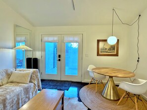 Smart TV - The No. 5: Downtown condo in prime location (Marfa)