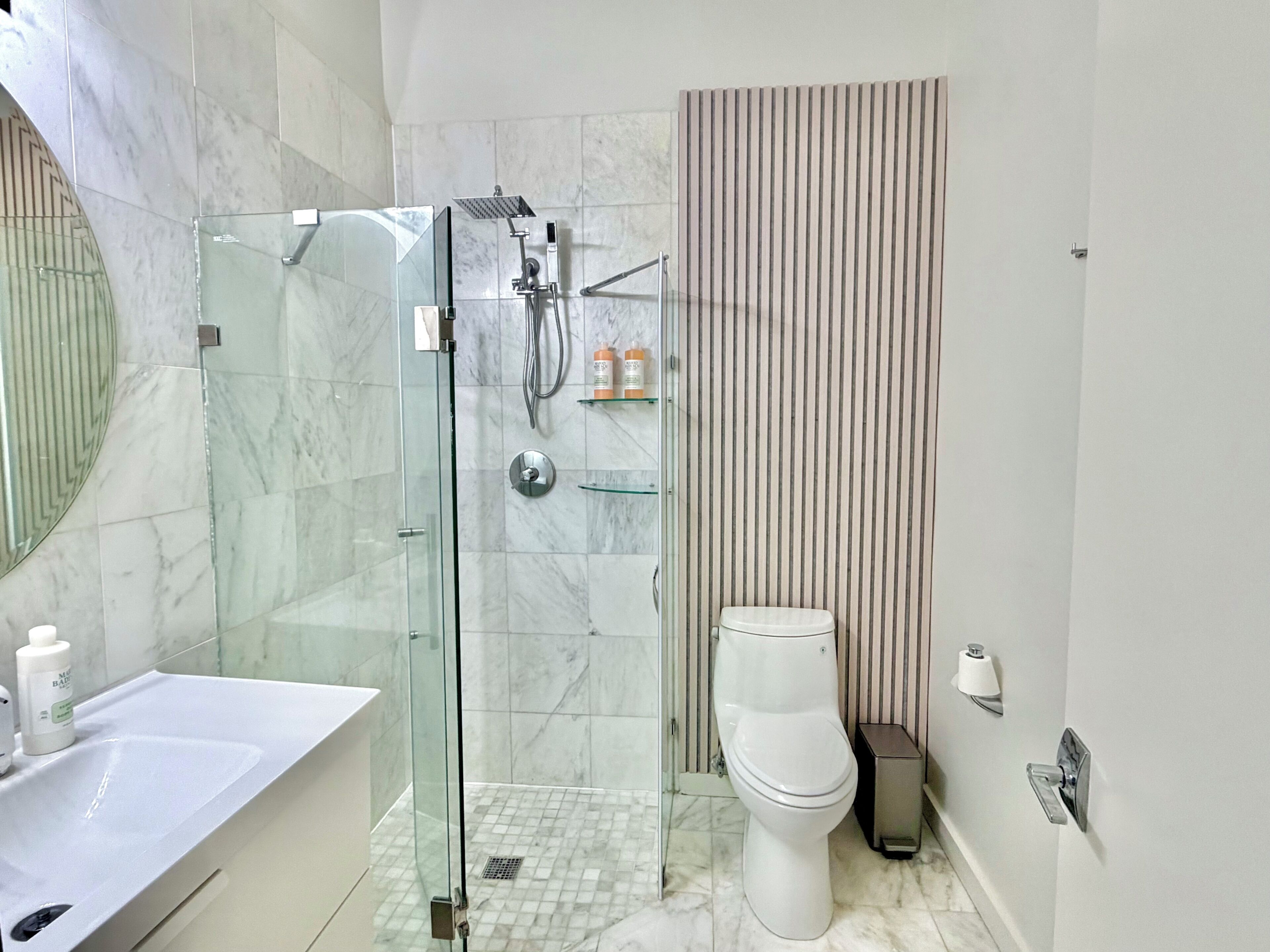 Een douche, een haardroger, handdoeken, zeep