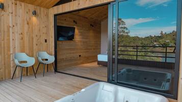 Superior Chalet, Balcony, Lake View | Interior