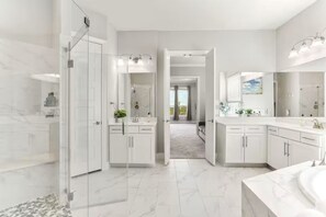 Hair dryer, towels, soap, toilet paper - Luxury Stone Oak Hilltop Views/Theater & Game Room (San Antonio)