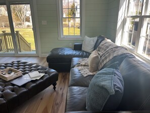 Living area - Charming, spacious cottage in the Heart of Padanaram Village! (Dartmouth)