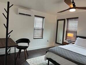 Room - 2-bedroom house in perfect Kingston with cool AC for relaxing stay (Kingston)