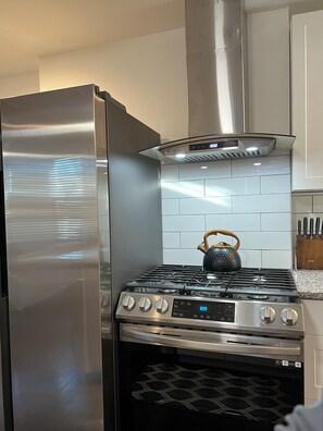 Private kitchen - 2-bedroom house in perfect Kingston with cool AC for relaxing stay (Kingston)