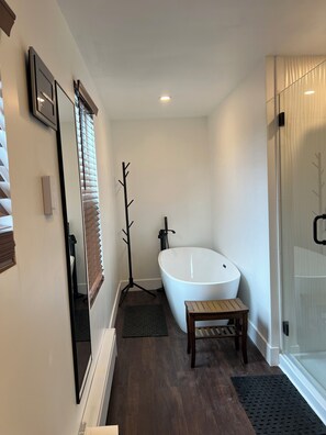 Bathroom - 2-bedroom house in perfect Kingston with cool AC for relaxing stay (Kingston)