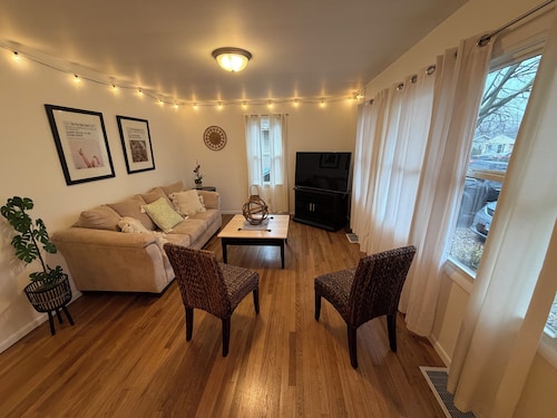 Spacious 4 BR Home-1/2 block CEFCU Arena, Illinois State University