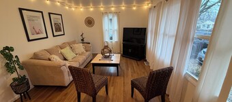 Spacious 4 BR Home-1/2 block CEFCU Arena, Illinois State University