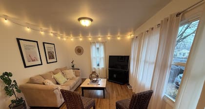 Spacious 4 BR Home-1/2 block CEFCU Arena, Illinois State University