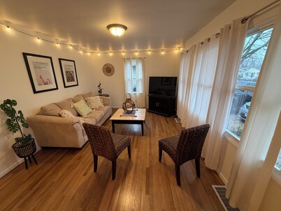 Spacious 4 BR Home-1/2 block CEFCU Arena, Illinois State University