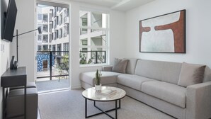 Uma sala de estar moderna com sofá, mesa de centro e obras de arte na parede.
