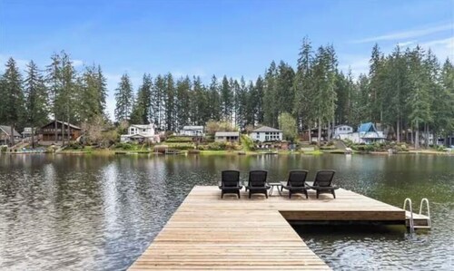 Peaceful & spacious 9-br cabin property on lovely Mason Lake perfect for groups