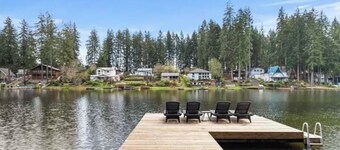 Peaceful & spacious 9-br cabin property on lovely Mason Lake perfect for groups