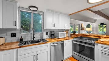 Cabin, Balcony, Mountain View | Private kitchen
