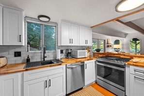 Cabin, Balcony, Mountain View | Private kitchen - Deer Canyon Home (Big Bear Lake)