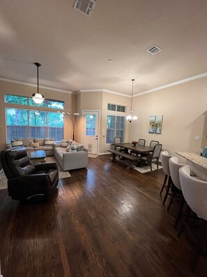 Interior - Stylish Townhome Living in the Heart of It All; Comfort Meets Urban Convenience (Dallas)