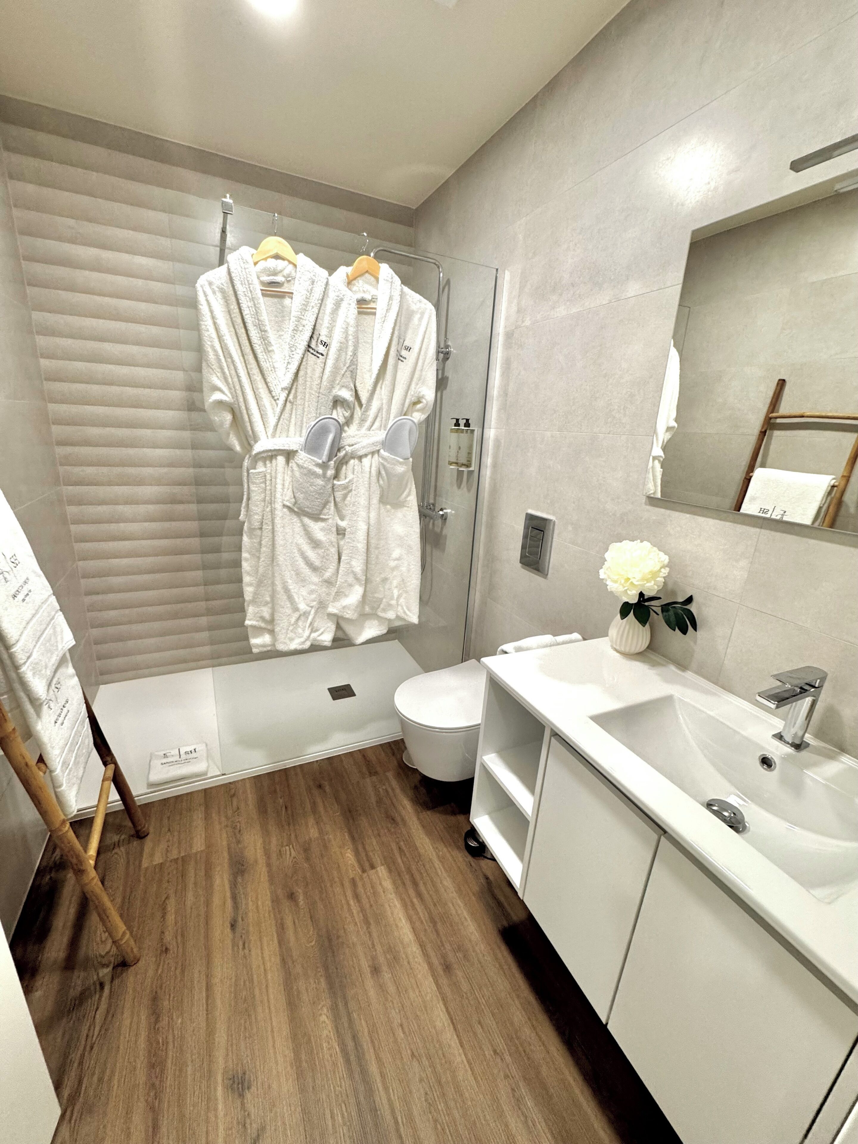 Cottage Mewah, pemandangan gunung | Kamar mandi | Shower, perlengkapan mandi gratis, pengering rambut, dan jubah mandi