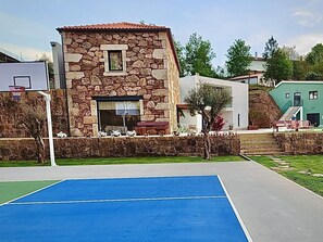 A stone building with a basketball court in front. - Sandoco House Golf Adventure (Ponte de Lima)