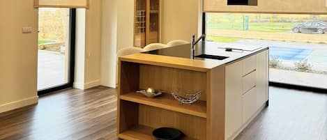 Luxury Cottage, Mountain View | Private kitchen