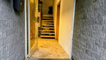 Room, 1 Bedroom | Property entrance