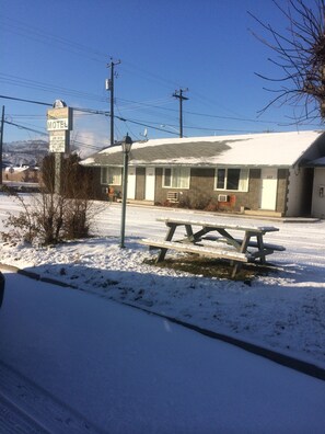 Outdoor dining - Kitchenette with in room modem hardwired internet. (Merritt)