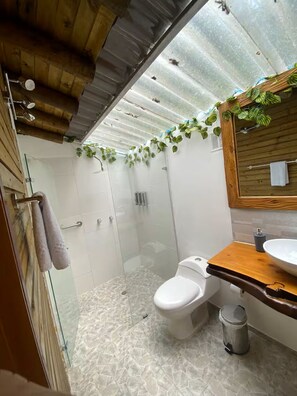 Toallas, jabón, papel de baño