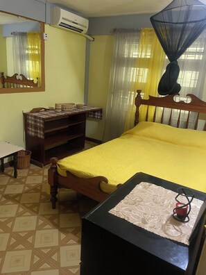 2 bedrooms, iron/ironing board, WiFi, bed sheets - Attractive 2-bedroom apartment with AC in  Loubiere. Easy bus access. (Loubiere)