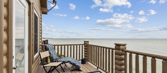 Timber Tides-Lake Front/HotTub/6 Min to GOTL Strip