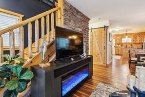 Living area - Timber Tides-Lake Front/HotTub/6 Min to GOTL Strip (Ashtabula)