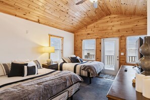Iron/ironing board, internet, bed sheets - Timber Tides-Lake Front/HotTub/6 Min to GOTL Strip (Ashtabula)