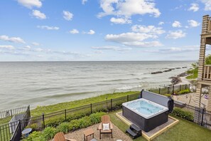 Terrace/patio - Timber Tides-Lake Front/HotTub/6 Min to GOTL Strip (Ashtabula)