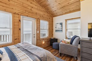 Room - Timber Tides-Lake Front/HotTub/6 Min to GOTL Strip (Ashtabula)