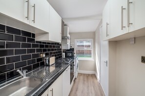 Fridge, microwave, oven, stovetop - 4BR Family Home with 2 Baths in Leyton London (Greater London)