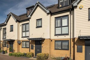 Exterior - Stunning 4BR Home | Woodford Green | Parking (Woodford)