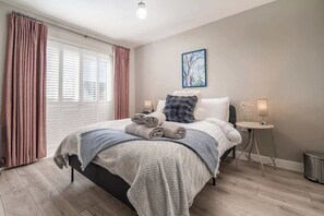 Room - Stunning 4BR Home | Woodford Green | Parking (Woodford)