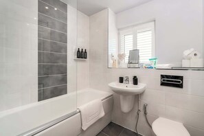 Bathroom - Stunning 4BR Home | Woodford Green | Parking (Woodford)