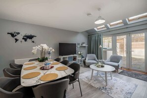 Dining - Stunning 4BR Home | Woodford Green | Parking (Woodford)