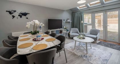 Stunning 4BR Home | Woodford Green | Parking