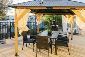 Outdoor dining - New Luxury Retreat+Game Room+BBQ+Gym+2 King Suites (Monterey Park)