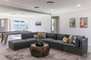 Smart-TV, Videospiele, Tischtennisplatte