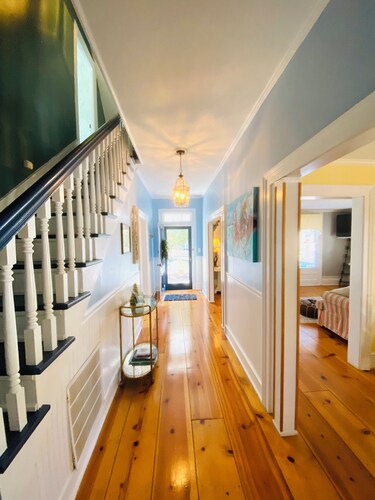 Spacious 2-Bedroom Coastal Retreat with Luxurious Marble Shower – Beaufort, NC