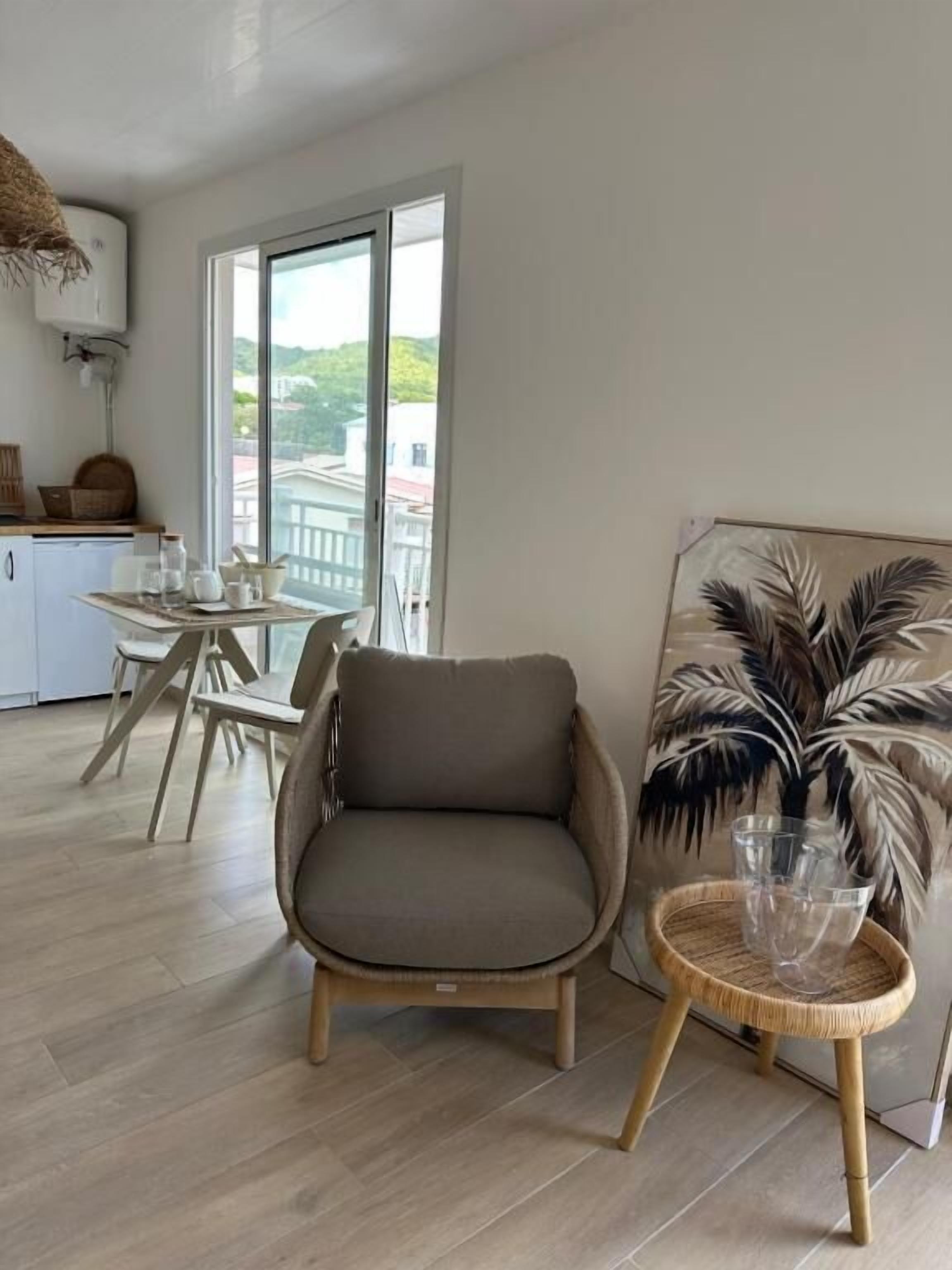 Estudio Confort, balcón, vistas a la montaña | Zona de estar | Una televisión