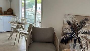 Estudio Confort, balcón, vistas a la montaña | Zona de estar | Una televisión
