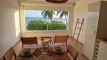 Suite, Sea View, Oceanfront | Tempat makan