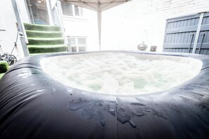 Outdoor spa tub - Open Mind Property-16 Guests with Garden & Hot tub (Brighton and Hove)