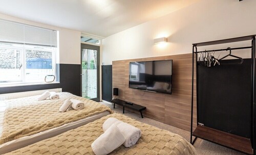 Open Mind Property-16 Guests with Garden & Hot tub