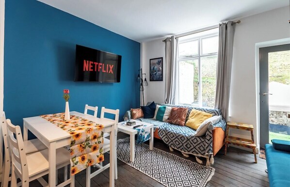 TV - Open Mind Property-16 Guests with Garden & Hot tub (Brighton and Hove)