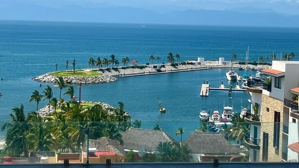 A coastal view with a marina, palm trees, and buildings with balconies. - Department La Cruz de Huanacaxtle, Nayarit. With two bedrooms with bathroom (Cruz de Huanacaxtle)