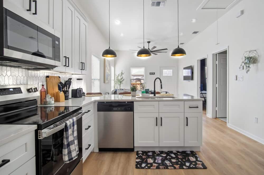 Perfect 2BR 2BA Base Clean Modern Near Downtown