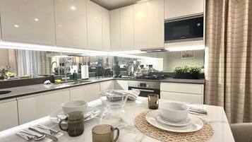 Fridge, microwave, stovetop, dishwasher